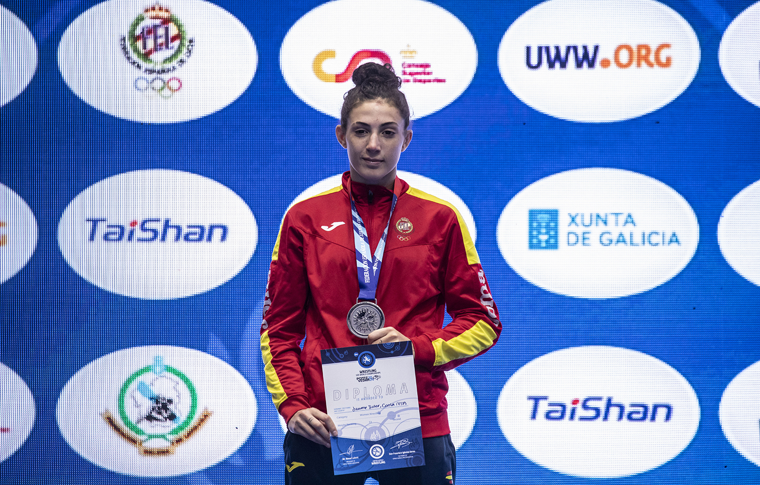 Carla Jaume, en el podio con la plata y el diploma de subcampeona del mundo U20