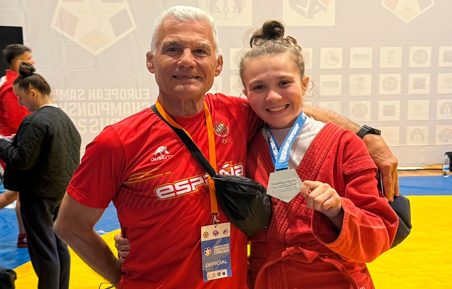 Carla Albitos, con la medalla de plata junto a Manuel Jiménez