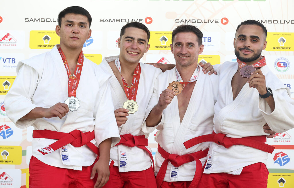 Gorka Gracia reina en Singapur y logra el oro mundial de Sambo Playa 1 Gorka Gracia, con la medalla de oro en el podio de Singapur