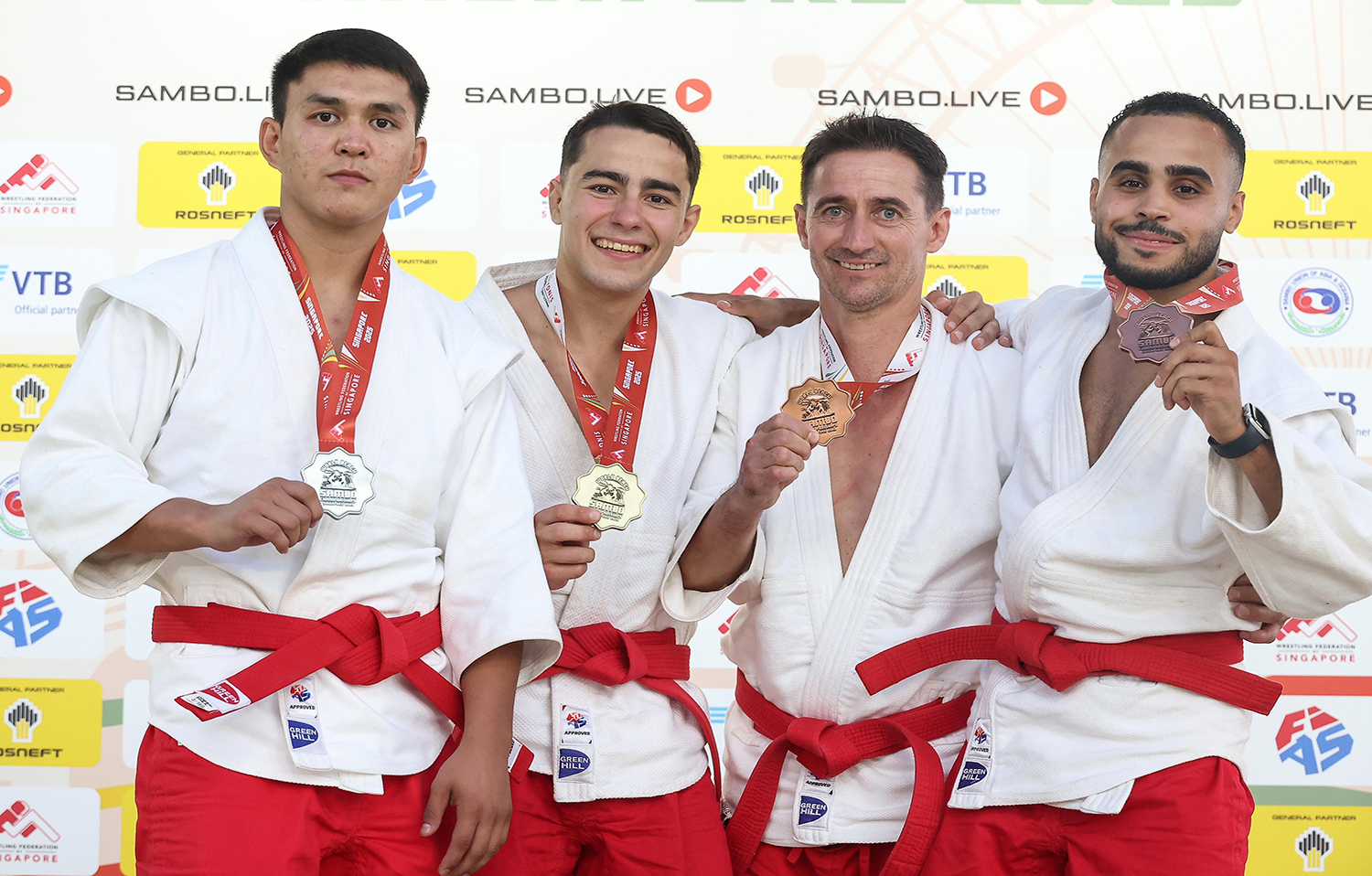 Gorka Gracia, con la medalla de oro en el podio de Singapur