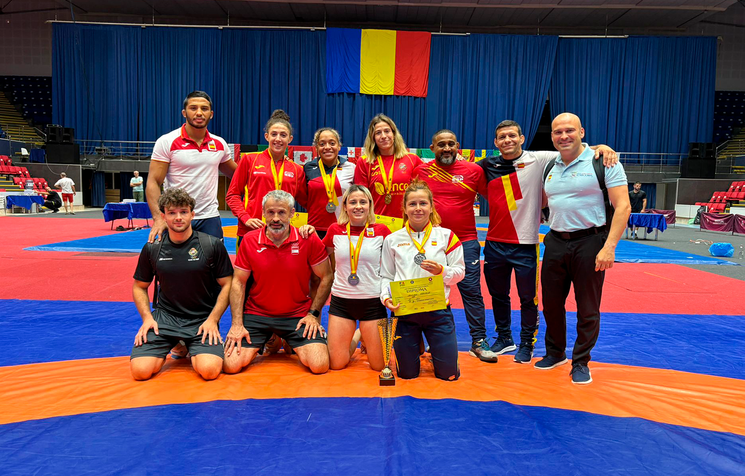 La delegación española de Bucarest, con las medallas obtenidas tras el torneo