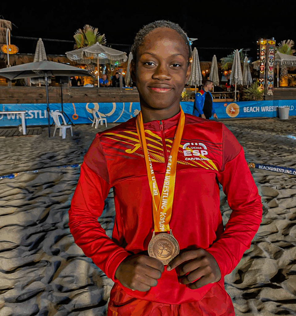 Lydia Pérez brilla con un oro y Eningo logra el bronce en Grecia 2 Graciela Eningo posa con la medalla de bronce en el Mundial U17