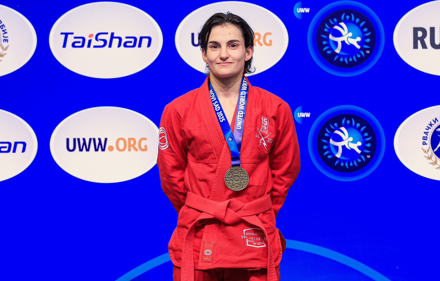 Carlota Prendes, en el podio del Mundial tras conquistar el doblete