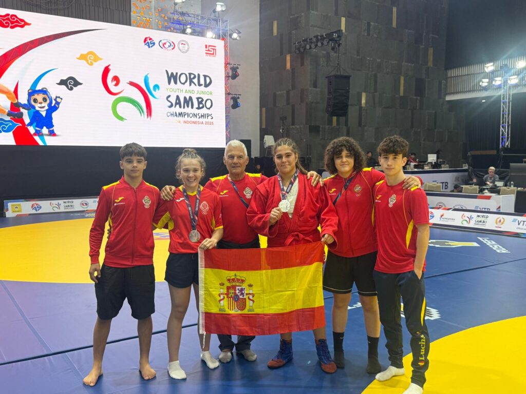 El sambo español regresa de Indonesia con dos medallas de plata 2 El equipo español al completo en Indonesia