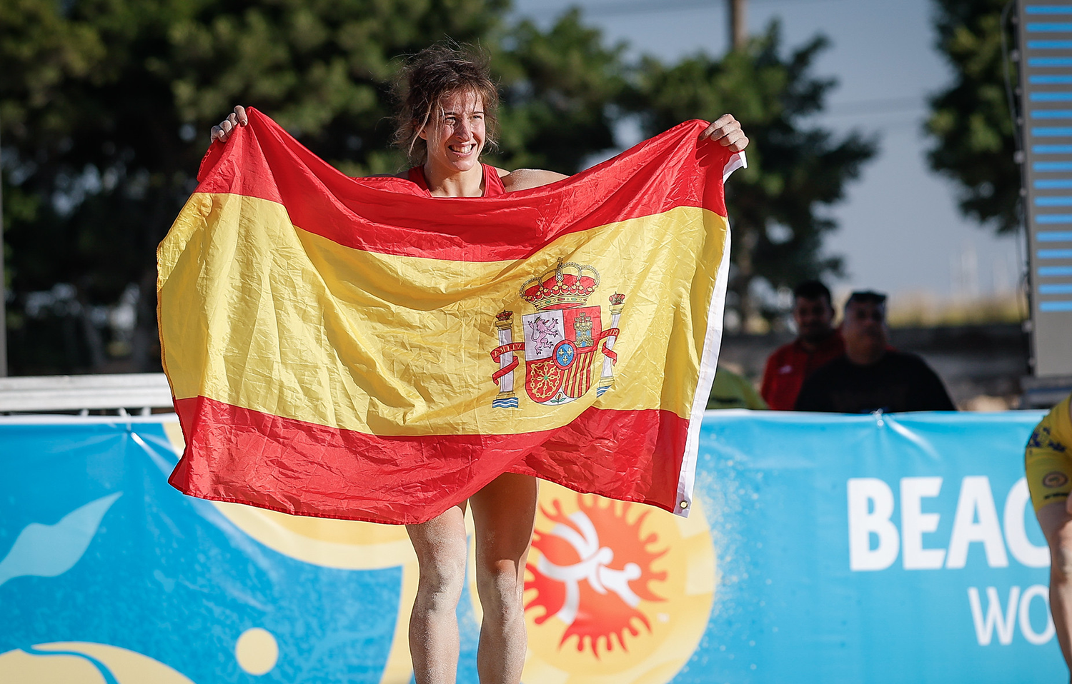 Lydia Pérez, recogiendo la bandera española tras ganar la medalla de oro