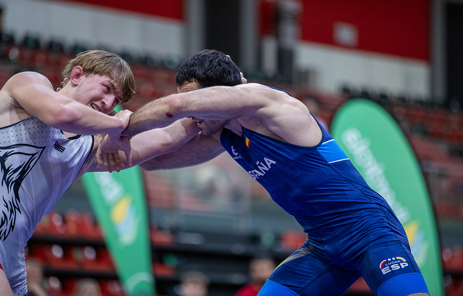 Gabriel Iglesias (azul) y Timur Yusuv (rojo) luchan en el último cruce del Nacional Autonómico