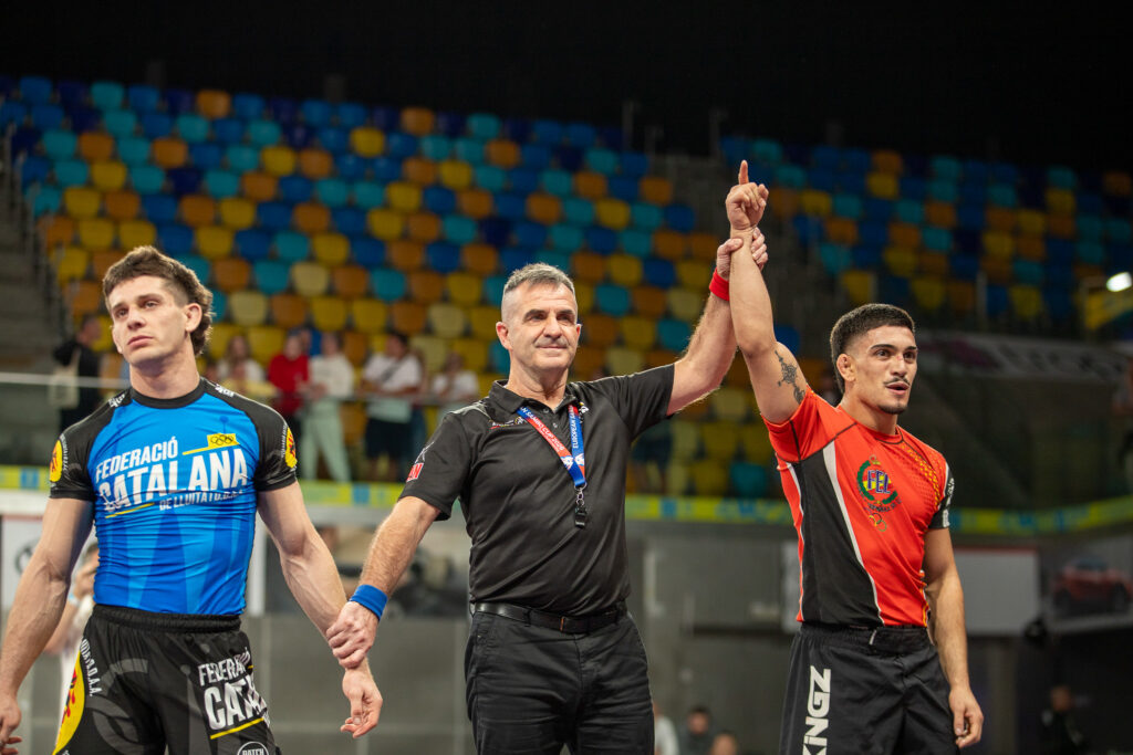 Avelino Reyes le ganó una final para el recuerdo al tricampeón del mundo Iker Cámara (71kg)