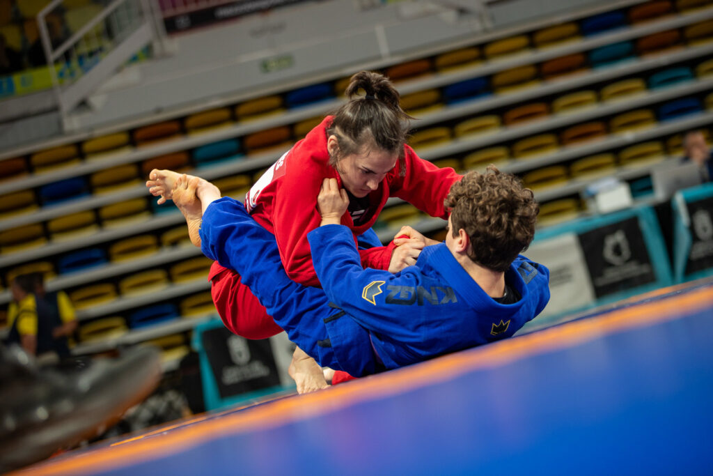 La murciana Carlota Prendes (53kg) controla a Irene Guijarro en la final GI