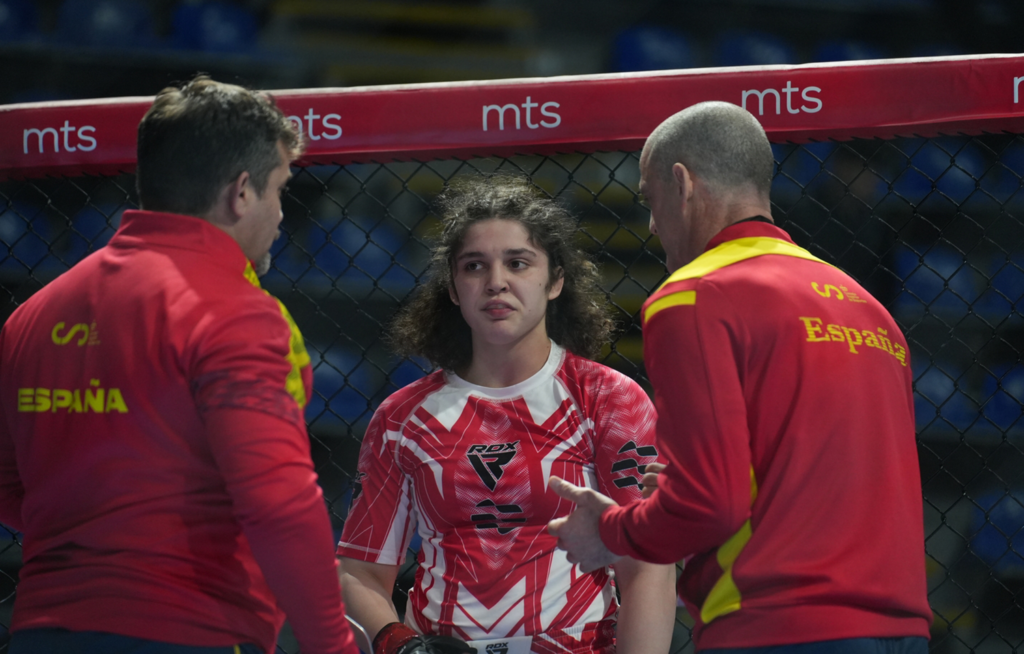 Merche García, en la esquina durante su combate de última ronda (IMMAF)