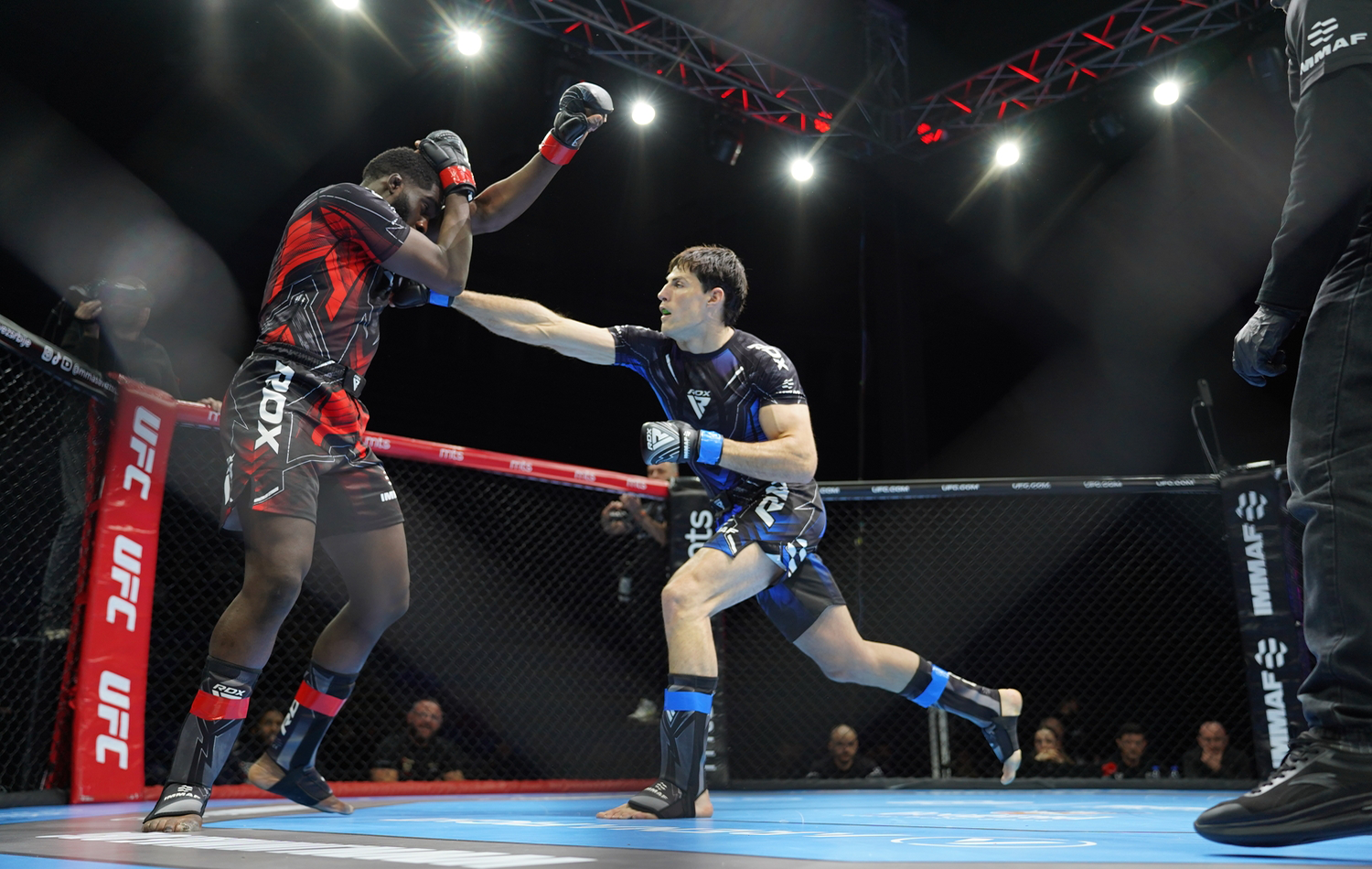 Front Page 9 Oliver Buendía, en su combate por el oro en el Europeo de Serbia (IMMAF)