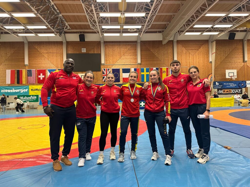 La Selección U20 celebra las medallas de Ainara y Rosa al final del campeonato 