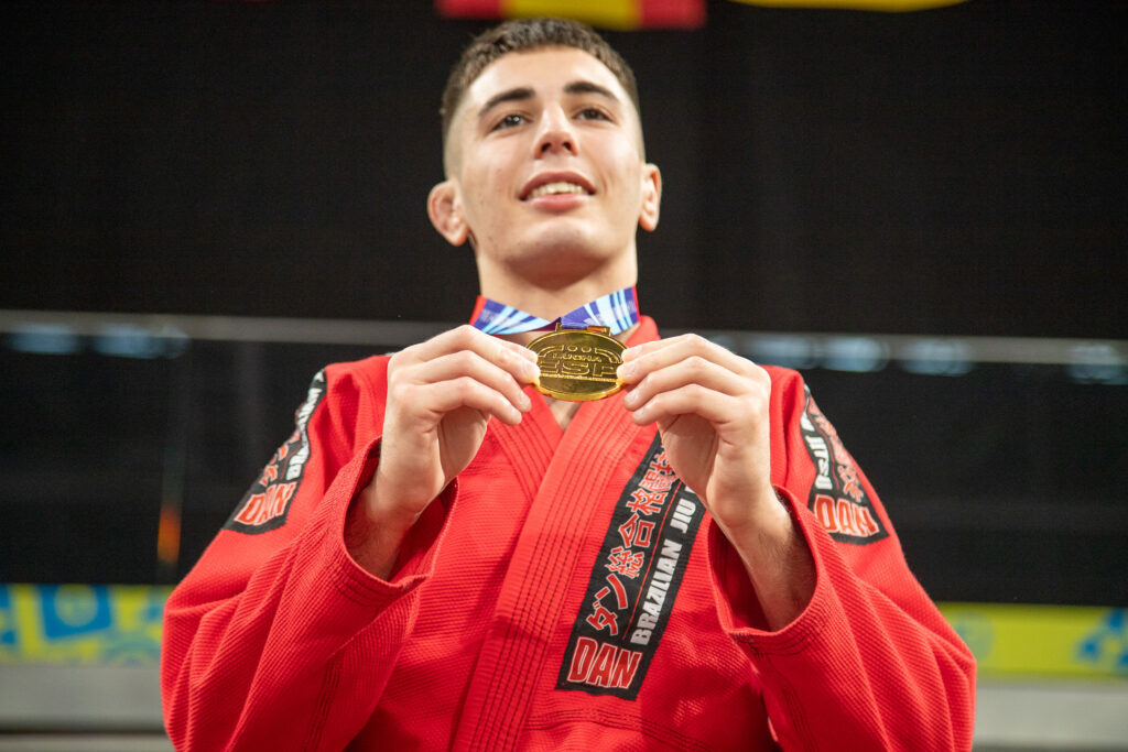 Yeremay Martín posa con la medalla de oro en categoría senior (63kg)