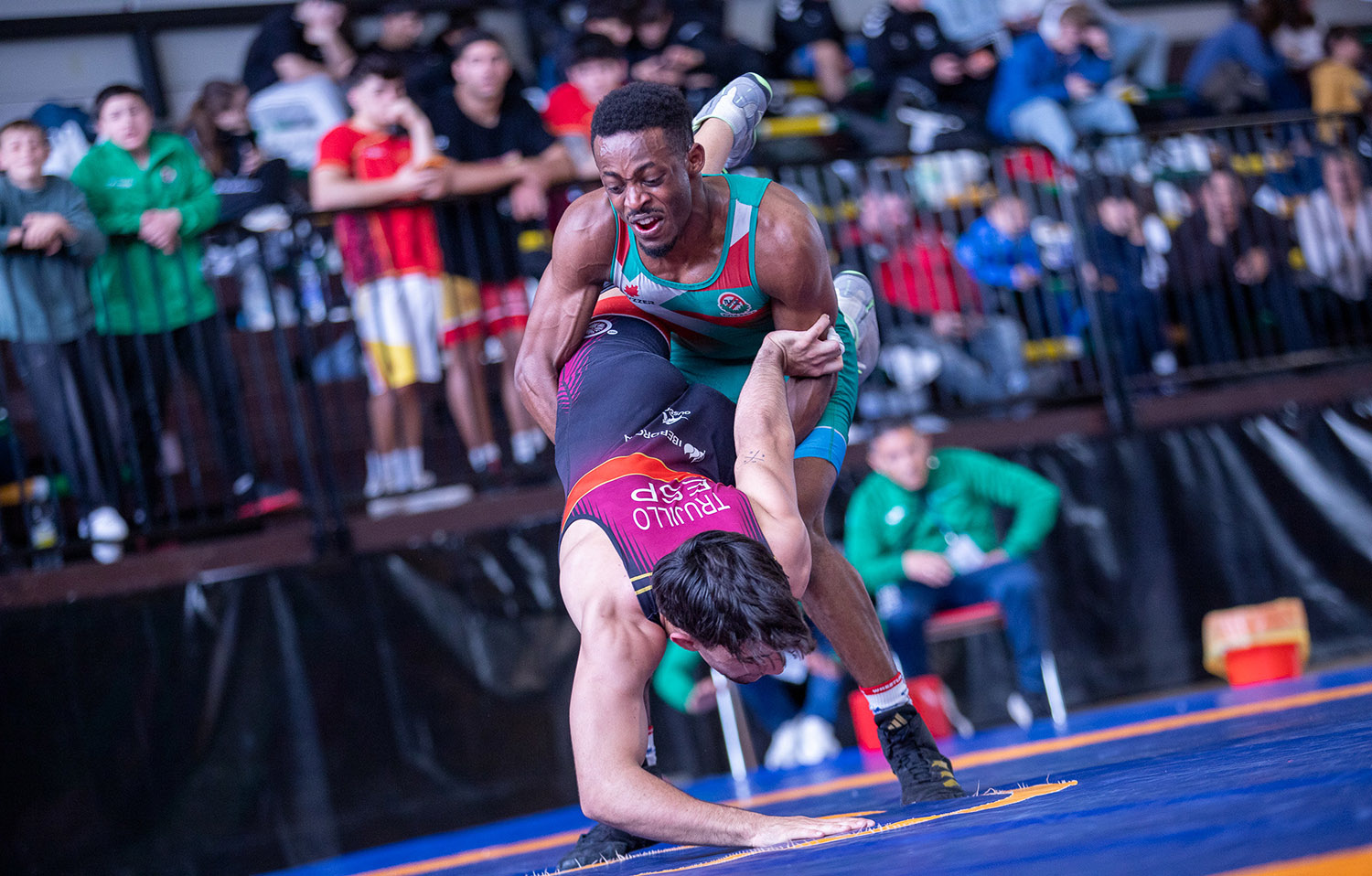 Front Page 5 Bezabeh García sujeta a Mario Trujillo en la final de greco en los 67kg