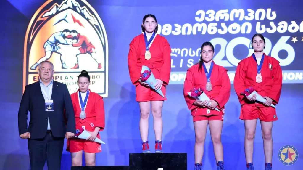 Carla Vico, segunda por la derecha, en el podio del Europeo como medallista de bronce 