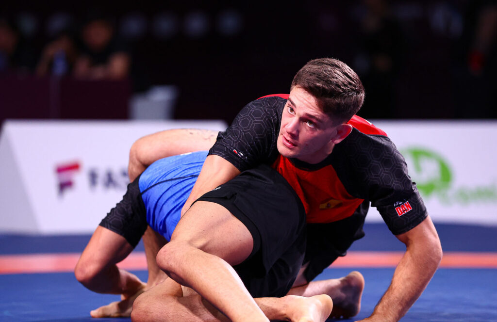 España brilla en el Europeo de Grappling liderada por Carlota Prendes 2 Iker Cámara, contra su compañero Avelino Santos en la primera eliminatoria de los 71kg (UWW)
