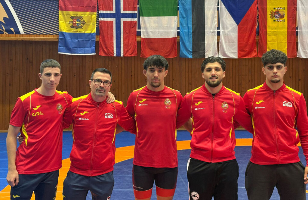 La Selección de greco U23 posa en Chequia antes del GP