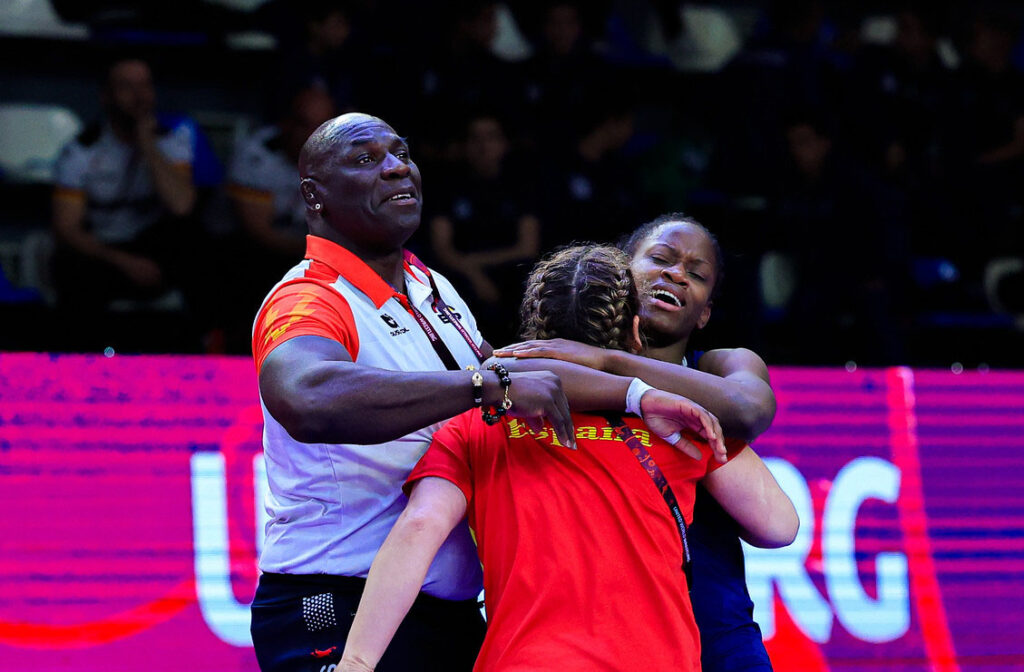 Manuel Babastro y Teresa Méndez abrazan a Graciela tras lograr el bronce continental (UWW)