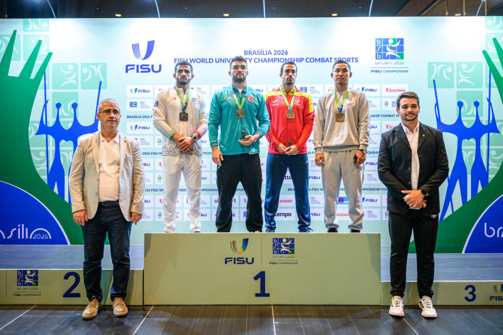 La lucha española logra tres históricos bronces en el Mundial Universitario 2 Gabriel Iglesias, en el podio del campeonato con la medalla de bronce