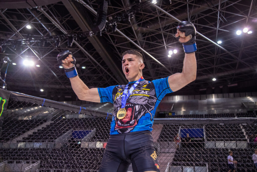 Las MMA amateurs españolas exhiben su mejor nivel en el Madrid Arena 2 Marc Cabrera celebra su medalla de oro tras una final apretada contra Steven Tixicuro