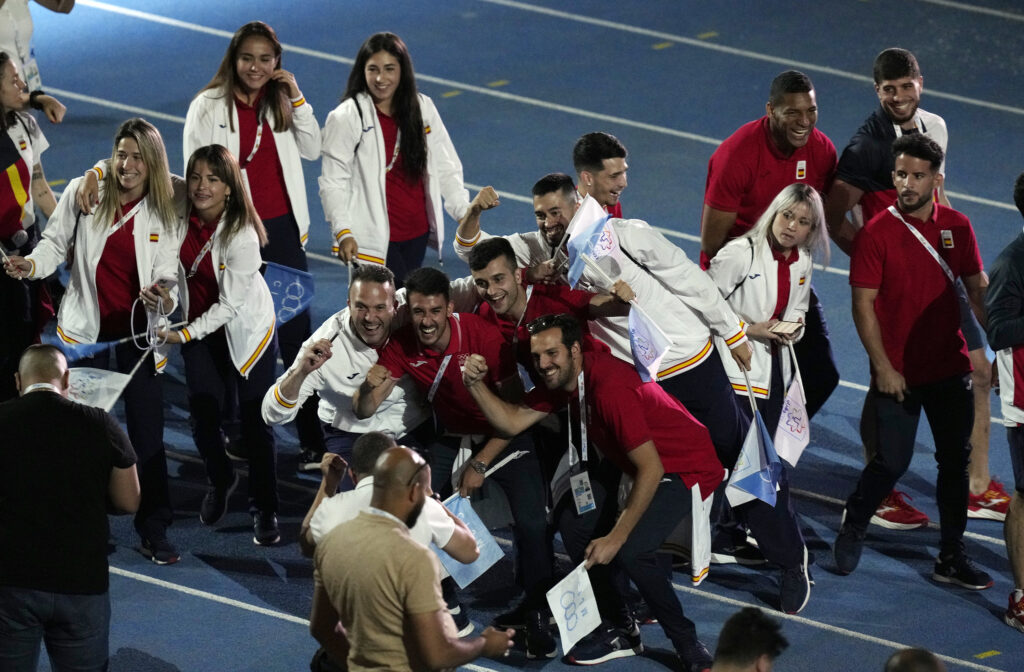 España, con siete luchadores en los Juegos del Mediterráneo de Taranto 3 Los luchadores españoles, junto a otros compañeros, en la última ceremonia de apertura en Orán (COE)