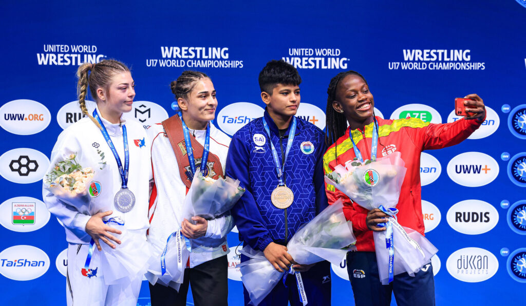 Graciela Eningo cierra el año entre las mejores con un bronce mundialista 2 Graciela, en el podio de Bakú junto al resto de medallistas en su categoría (UWW)